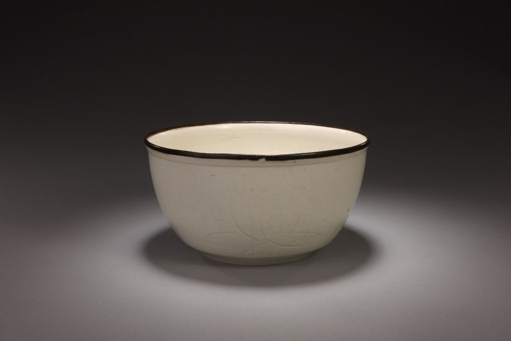 图片[1]-Ding Kiln White Glaze Hot Bowl with Hemerocallis Pattern Inside and Outside-China Archive